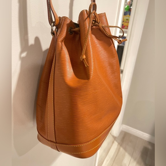 LOUIS VUITTON Noe Epi Leather Tote Drawstring Bucket Shoulder Bag GM, Mandarin - Picture 6 of 16